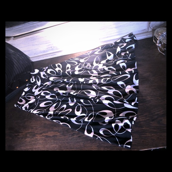 Adorable lite weight flowing knee length skirt - Picture 1 of 3